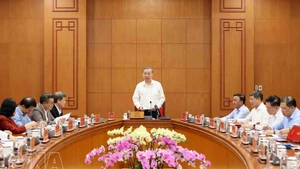 Le Comité directeur national de lutte contre la corruption, le gaspillage et les pratiques malsaines a tenu le 18 mars à Hanoï une réunion. Photo : VNA