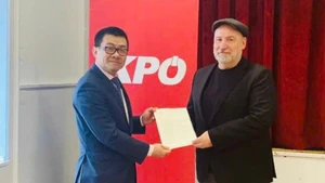 L’ambassadeur Vu Le Thai Hoang remet la lettre de remerciement du Comité central du Parti communiste du Vietnam à Günther Hopfgartner, président du KPO.