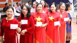 Des électrices du quartier de Hoa Lu, province de Ninh Binh (au Nord du Vietnam). Photo : VNA.