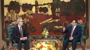 Le Premier ministre vietnamien Pham Minh Chinh (à droite) reçoit Fernando Andresen Guimaraes, directeur de la gouvernance internationale des océans et de la pêche durable de la CE. Photo : VNA.