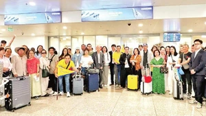 Tous les touristes vietnamiens participant au circuit organisé par Vietravel au départ du Moyen-Orient sont arrivés à l'aéroport international de Noi Bai, le 4 mars. Photo : nhandan.vn