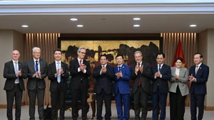 Le Premier ministre vietnamien Pham Minh Chinh et M. Fernando Andresen Guimaraes, entourés des membres des deux délégations.