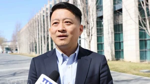 Le professeur Qu Qiang, commentateur de la chaîne de télévision chinoise CGTN et enseignant à l’Université centrale des nationalités de Chine. Photo / VNA.