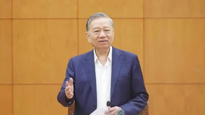 Le secrétaire général To Lam à la séance de travail avec la Commission de l'organisation du Comité central du Parti. Photo: VNA.