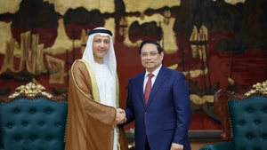 Le Premier ministre Pham Minh Chinh (à droite) et l’ambassadeur des Émirats arabes unis (EAU), Bader Almatrooshi.