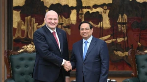 Le Premier ministre Pham Minh Chinh (à droite) serre la main du ministre russe de la Protection civile, des Situations d’urgence et des Secours en cas de catastrophe, Aleksandr Kurenkov, le 5 mars. Photo : VNA.