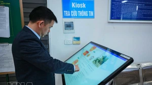 Le modèle de poste-frontière intelligent permet d’augmenter la capacité et l’efficacité du dédouanement. Photo: Modèle de poste-frontière intelligent au poste-frontière international routier n° II de Kim Thanh, Lao Cai. Photo : VNA.