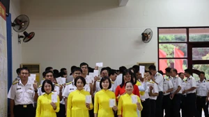 Des électeurs au bureau de vote n° 14 à Truong Sa. Photo : VNA.