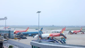 Des avions de compagnies aériennes telles que Vietnam Airlines, Vietjet Air et Sun Phu Quoc Airways opèrent à l'aéroport de Noi Bai. Photo : VNA