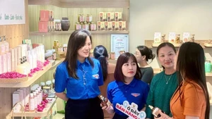 La coopérative Hanoi Xanh présente des produits respectueux de l'environnement. Photo : VNA