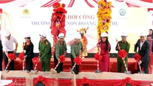 Les réponsables du ministère de la Sécurité publique, de la police de la province de Lang Son et de la province de Lạng Sơn procèdent à la cérémonie de lancement du projet de construction de l’école maternelle de la commune de Hoàng Van Thu (Lang Son). Photo : VNA