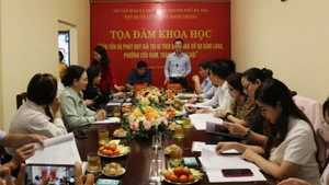 Les délégués discutent des mesures visant à préserver et à valoriser le site révolutionnaire de la maison située au 5D rue Ham Long (Hanoï).