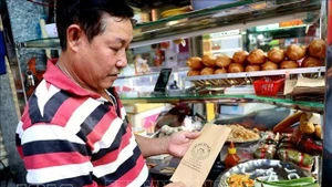 Le terme "bánh mì" est enregistré dans le dictionnaire Oxford depuis 13 ans, qui le décrit comme un célèbre plat vietnamien, créé avec du pain tranché et une garniture très riche composée du pâté, de la viande, des légumes, de la pimentade, des épices, ect. Photo: VNA