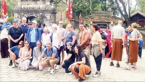 Des touristes internationaux visitent le site historique des temples des rois Dinh et Lê (Ninh Binh). (Photo : TRANG ANH)