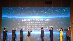 Des délégués donnent le coup d’envoi le 5 mars au Vietnam des essais cliniques du premier médicament antiviral oral contre la dengue et d’autres maladies infectieuses apparentées. Photo : gracieuseté de l’organisateur.