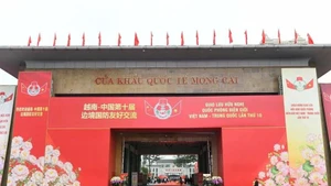 La poste frontière international de Mong Cai décorée en rouge à l'occasion du 10ᵉ excercice d'échange d'amitié en matière de défense frontalière Vietnam-Chine. Photo : qdnd.vn