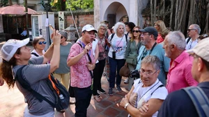 Les voyages à la découverte de l’histoire séduisent de plus en plus les touristes. (Photo : VNA)