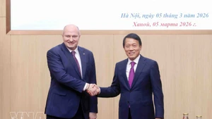 Le général de corps d’armée Luong Tam Quang (à droite), ministre vietnamien de la Sécurité publique rencontre Alexandre Kourenkov, ministre russe des Situations d’urgence. Photo : VNA.