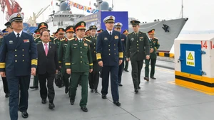 Le général Phan Van Giang, membre du Bureau politique, vice-secrétaire de la Commission militaire centrale et ministre de la Défense, ainsi que le général Dong Jun, ministre de la Défense de Chine, participent à la cérémonie de lancement de la 40e patrouille conjointe et à un exercice d’entraînement conjoint dans le golfe du Bac Bô (golfe du Tonkin) entre la Marine populaire vietnamienne et la Marine de l’Armée populaire de libération chinoise.