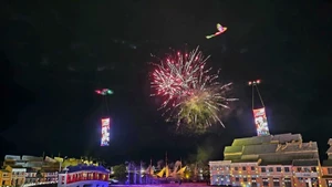 Un spectacle de drones a recréé des images de dragons et de phénix dans le ciel de Hoi An. Photo : VNA.