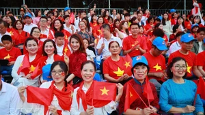 Hommes et femmes assistant à la pépétition préliminaire du défilé célébrant le 80e anniversaire de la Fête nationale. Photo : VNA.