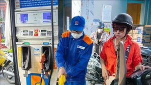 Achat et vente d'essence et de diesel dans une station-service Petrolimex. Photo : VNA.