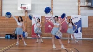 L’énergie et l’enthousiasme de la jeunesse vietnamienne en France s’expriment à travers la performance du groupe de danse étudiante Thanh Xuan.