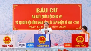 Le président de l'Assemblée nationale (AN) et du Conseil électoral national, Tran Thanh Man, a voté au bureau de vote n° 14 de la commune de Hoc Mon à Ho Chi Minh-Ville. Photo : VNA.