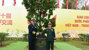 Le ministre vietnamien de la Défense, Phan Van Giang (droite) et son homologue chinois Dong Jun. Photo: qdnd.vn