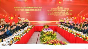 Entretien entre général d’armée Phan Van Giang, ministre de la Défense du Vietnam, et son homologue chinois, le général de corps d'armée Dong Jun. Photo: VNA