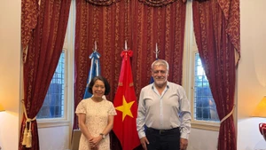 L'ambassadrice du Vietnam en Argentine, Ngo Minh Nguyet et le président de la Confédération des travailleurs de l'État pour l'Amérique latine et les Caraïbes (CLATE) Julio Fuentes. Photo : VNA.