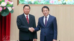 Le ministre Luong Tam Quang (à droite) et son homologue lao Vanthong Kongmany. Photo: VNA