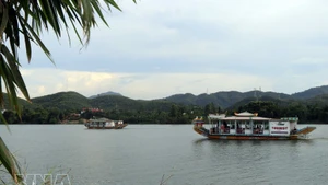 Le le développement du tourisme fluvial sur les affluents de la rivière des Parfums constitue une orientation nécessaire. Photo : VNA.