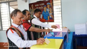 Des personnes issues des minorités ethniques dans la province de Gia Lai se sont rendues aux urnes le 15 mars. Photo : VNA.