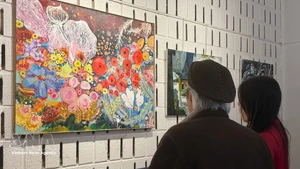 Des visiteurs à l'exposition. Photo : VNA.