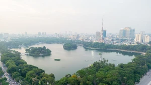 Les espaces verts du parc Thong Nhat à Hanoi, capitale vietnamienne, contribuent à purifier et à réguler le climat et à préserver le rythme naturel de la ville. Photo : VNA.