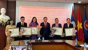 Cinq enseignants de vietnamien au Laos reçoivent des certificats de mérite du ministre vietnamien de l’Éducation et de la Formation