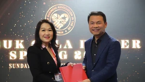 Mme Nguyen Thi Li Le, présidente de la VBUK, et Nguyen Thanh Vinh, président de la VBAB, ont signé un protocole d'accord visant à renforcer la coopération entre les deux associations. Photo : VNA