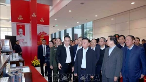 Le Permanent du Secrétariat du Comité central du Parti, Tran Cam Tu, préside la répétition pré-générale des travaux de service du XIVe Congrès du Parti