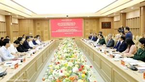 Séance entre l’ambassadeur de Belgique au Vietnam, Karl Van Den Bossche, et les autorités de la province de Hung Yen. Photo : VNA.