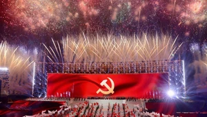 Un feu d'artifice spectaculaire, tel une symphonie majestueuse, célèbre le succès du 14e Congrès national du Parti communiste du Vietnam, à Hanoi, le soir du 23 janvier 2026. Photo : VNA.