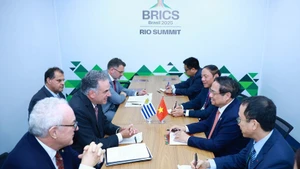 La rencontre entre le président uruguayen Yamandú Orsi et le Premier ministre vietnamien Pham Minh Chinh, en marge du Sommet des BRICS organisé à Rio de Janeiro, au Brésil en 2025. Photo: VNA