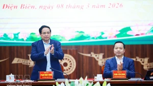Le Premier ministre Pham Minh Chinh (debout) lors de la séance de travail avec les autorités de Dien Bien. Photo : VNA.