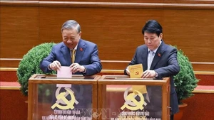 Le secrétaire général du Parti, To Lam, et le président de la République, Luong Cuong, élisent les membres titulaires et suppléments du nouveau Comité central. Photo : VNA.