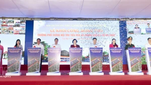 La cérémonie de lancement des travaux de l’école internat multi-niveaux (primaire et collège) de Ba Chuc, dans la province d’An Giang (Sud). Photo : VNA.