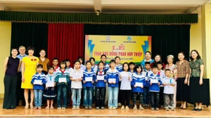 Une famille d'origine vietnamienne en Hongrie attribue 20 bourses à des élèves de Nghe An