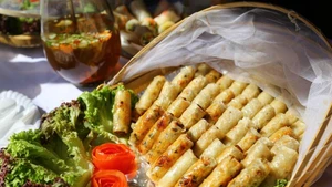 Croustillant à l’extérieur, savoureux à l’intérieur : le nem, rouleau frit emblématique du Vietnam, incarne à lui seul la richesse et la convivialité de sa gastronomie. Photo : VNA/CVN.