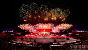 Spectacle de feux d’artifice « absolument cinématographique » dans le ciel de Ha Noi pour célébrer le succès du XIVe Congrès national du PCV