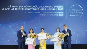 Tô Thi Mai Huong (centre), lauréate du Prix L’Oréal-UNESCO pour les progrès des femmes en matière de sciences 2025. Photo : CTV/CVN