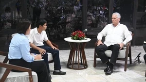 Le Premier secrétaire du Comité central du Parti communiste cubain et président de Cuba, Miguel Díaz-Canel Bermúdez (droite), reçoit le président de la société Agri-VMA, Nguyen Van Quang. Photo: VNA